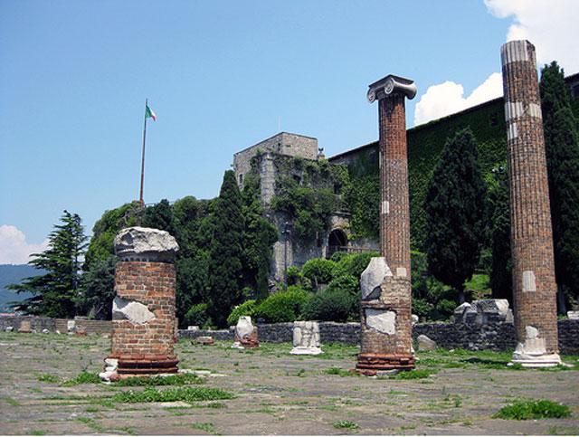 Castello Di San Giusto A Trieste - Le colonne e il castello