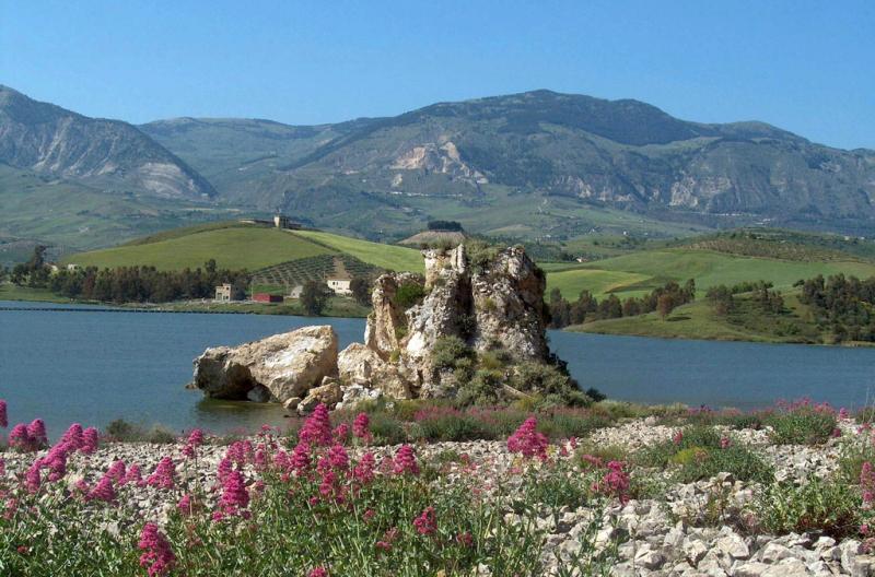 Castello Di Petra D'Amico, panoramica dalla strada