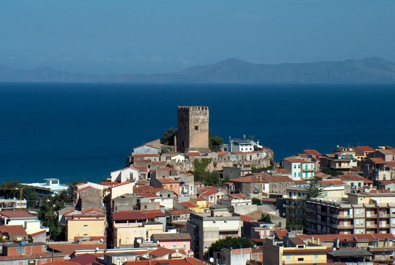 Castello Di Brolo, panoramica della torre e dell'abitato con lo sfondo delle isole Eolie