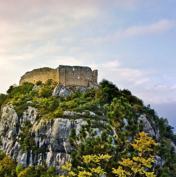 Castel Menardo, panoramica dei ruderi