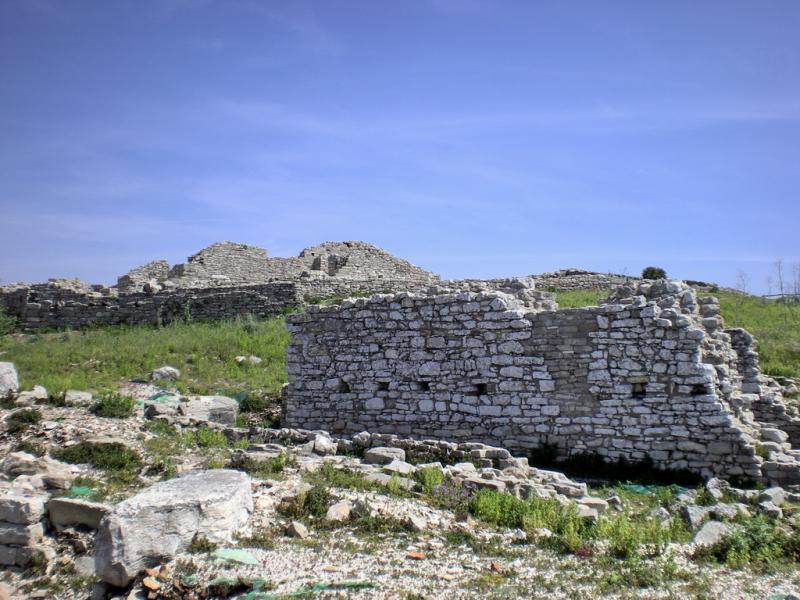 Castello Di Calatabarbaro, resti di mura