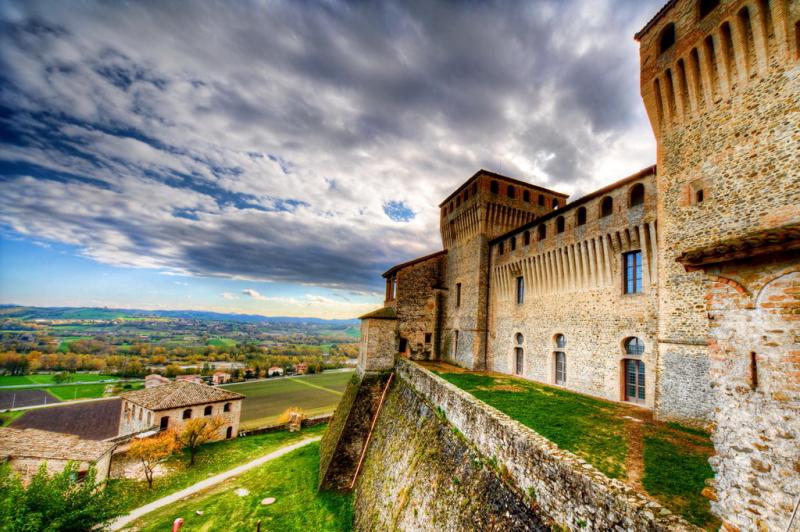 Castello Di Torrechiara, lato est (HDR)