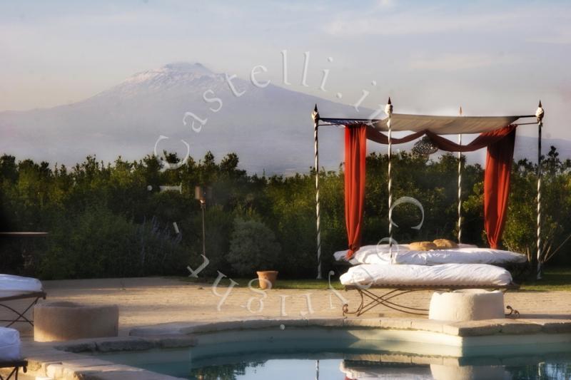 Castello Di Xirumi Serravalle, particolare della piscina con visa Etna