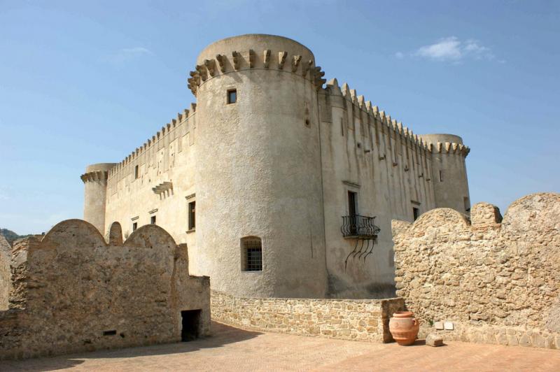Castello Fortezza Di Santa Severina, panoramica del palazzo interno
