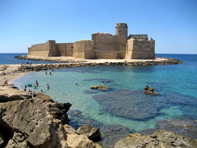 Castello Di Le Castella, panoramica dalla spiaggia