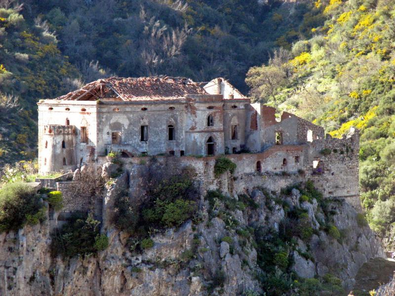 Castello Di Palizzi, panoramica del castello in degrado