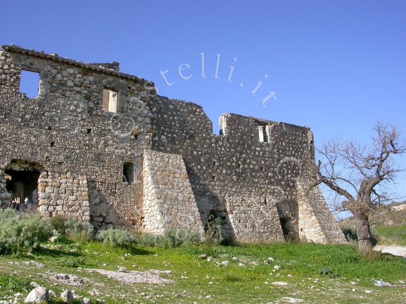Castello Della Baronessa Di Poira, panoramica nord con i contrafforti