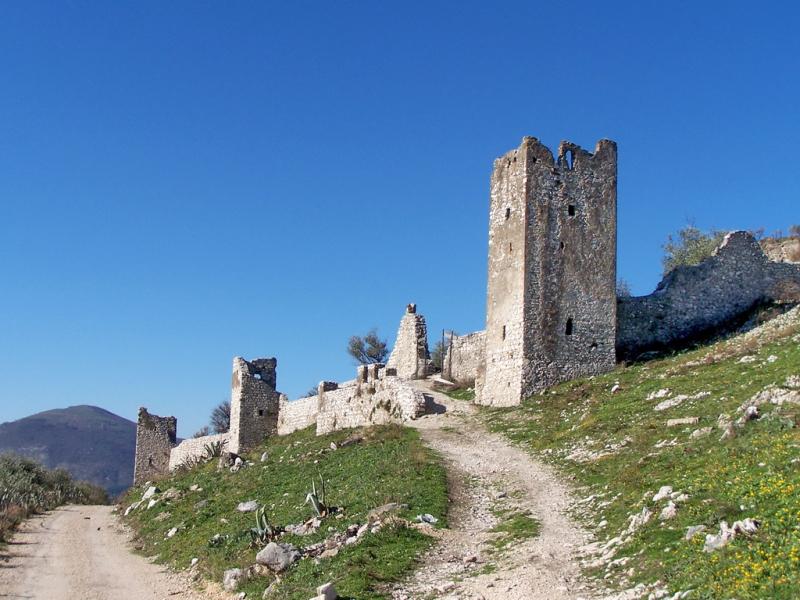 Castello Di Avella, panoramica della cinta muraria con alcune torri