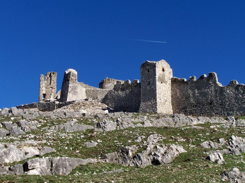 Castello Di Avella, panoramica della cinta muraria con alcune torri