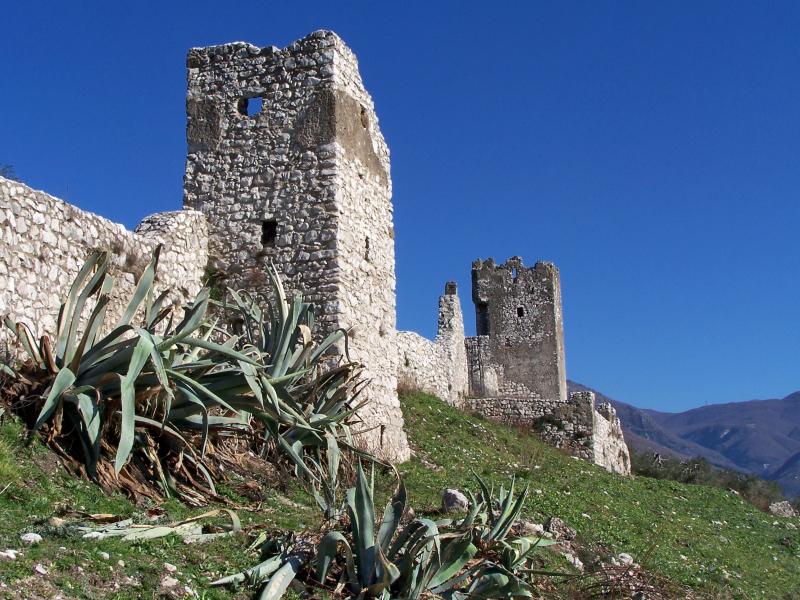 Castello Di Avella, panoramica della cinta muraria con alcune torri