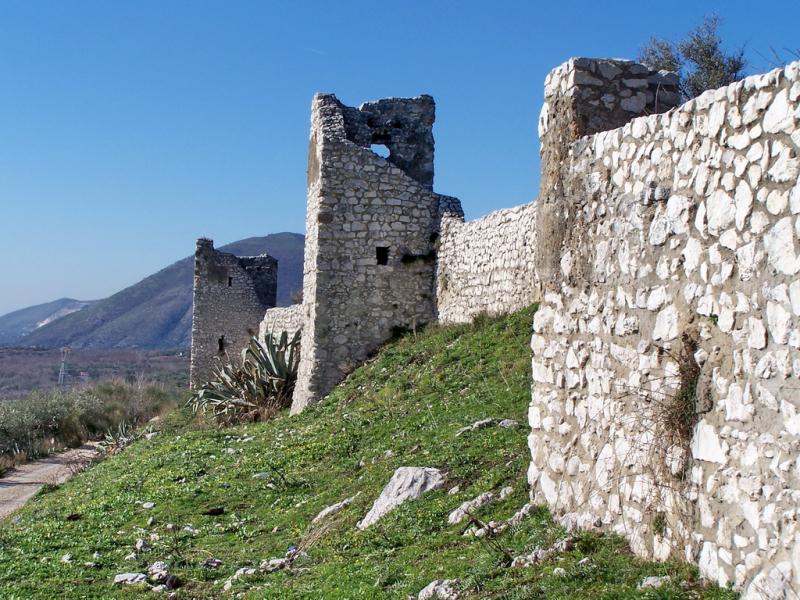 Castello Di Avella, panoramica della cinta muraria con alcune torri