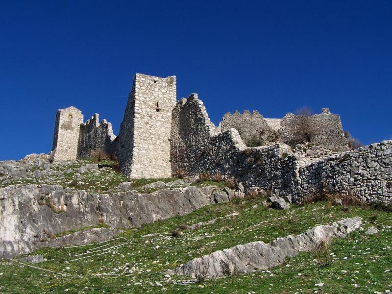 Castello Di Avella, cinta muraria vista da ovest