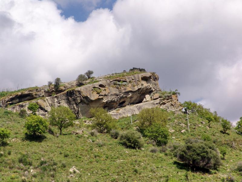 Castello Di Motta Della Placa, vista da sud mentre si sale verso la Rocca