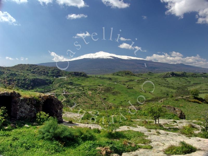 Castello Di Motta Della Placa, vista del vulcano Etna dalla Rocca Badia