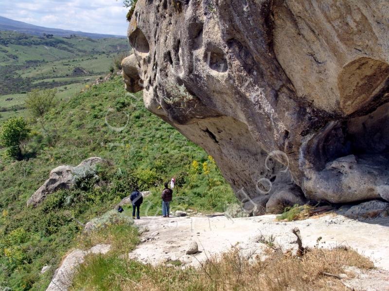 Castello Di Motta Della Placa, un corridoio tra le rocce millenarie