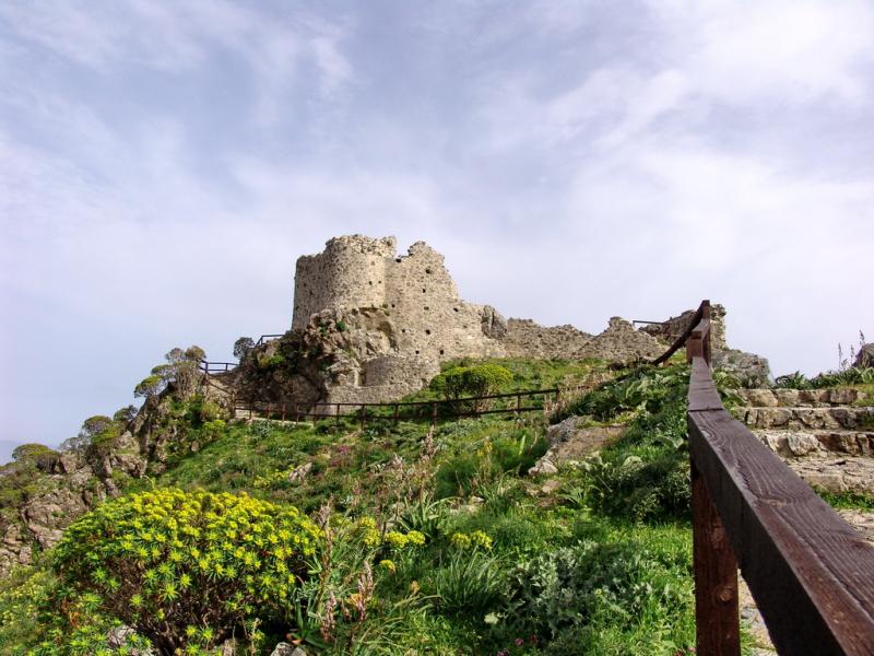 Castello Di Fiumedinisi, panoramica da ovest, da notare la staccionata ancora intatta