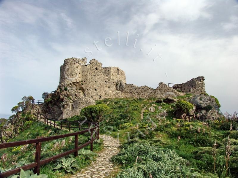 Castello Di Fiumedinisi, panoramica da ovest, da notare la staccionata ancora intatta