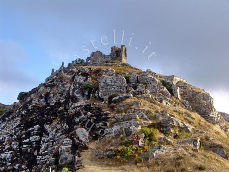 Castello Di Gioiosa Guardia, l'accesso alla vetta del monte