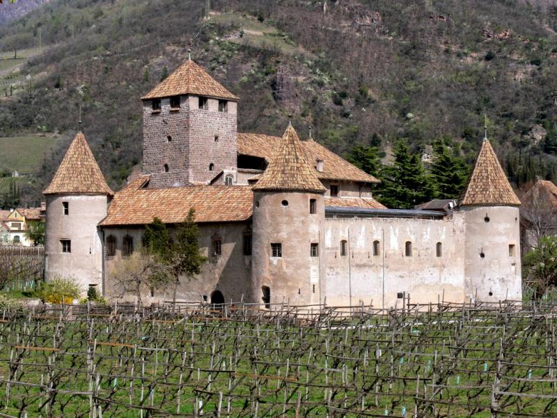 Castel Mareccio, panoramica in estate