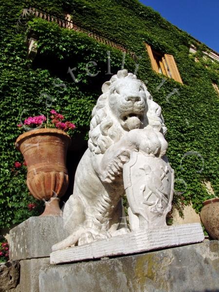 Castello Di Nelson, particolare di uno dei due leoni posti davanti alla porta di accesso al cortile, lato giardino