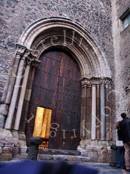 Castello Di Nelson, portale della chiesetta medievale di Santa Maria di Maniace