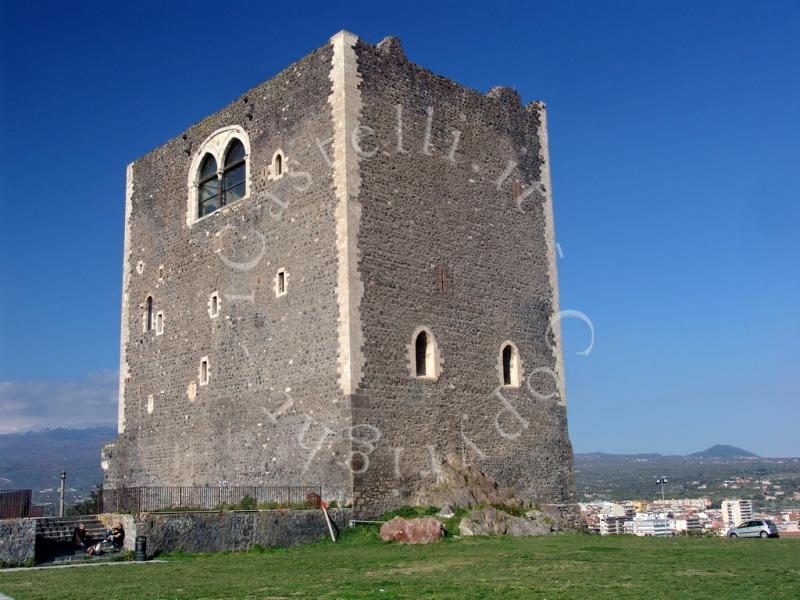 Castello Di Patern&ograve;, vista da ovest