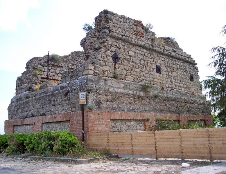 Castello Di Corradino, panoramica sud-est