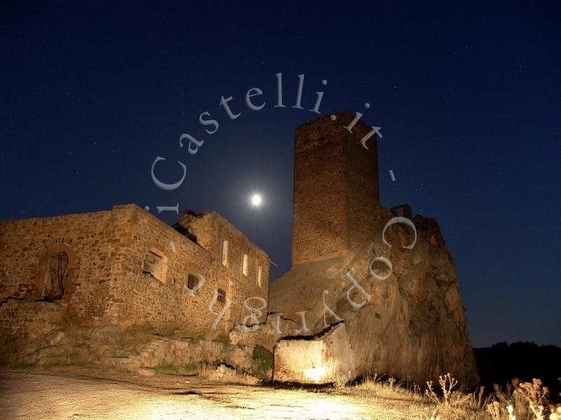 Castello Di Gresti O Pietratagliata. panoramica notturna