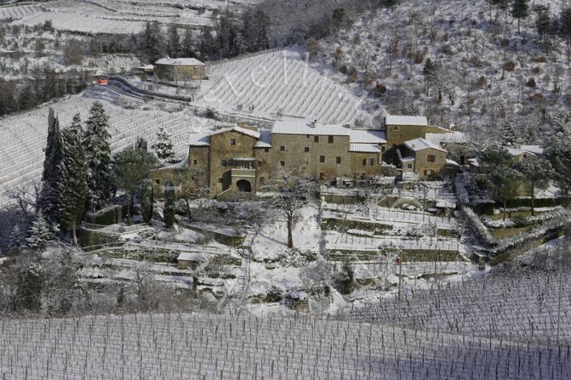 Castello Di Lamole, panoramica esterna innevata