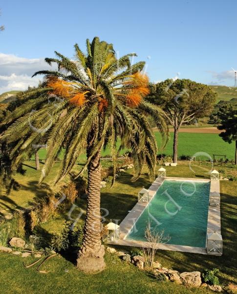 Castello Camemi, il giardino con la piscina