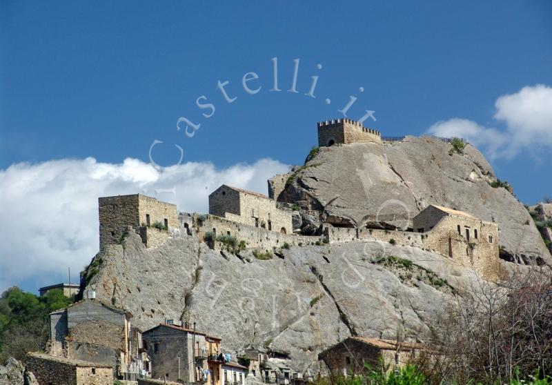 Castello Di Sperlinga, panoramica del castello rupestre da sud-ovest