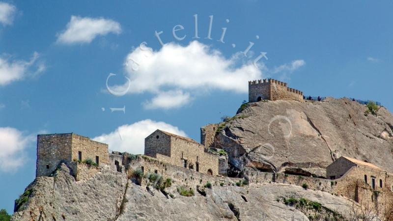 Castello Di Sperlinga, panoramica del castello rupestre da sud-ovest