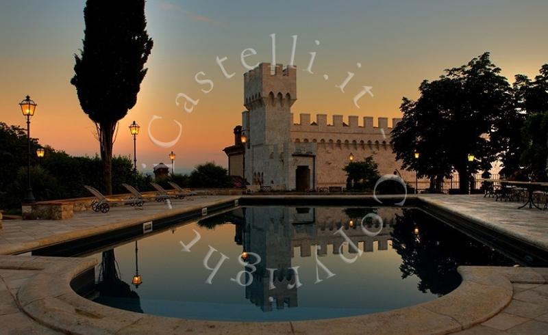 Castello Delle Serre, veduta della Torre all'imbrunire