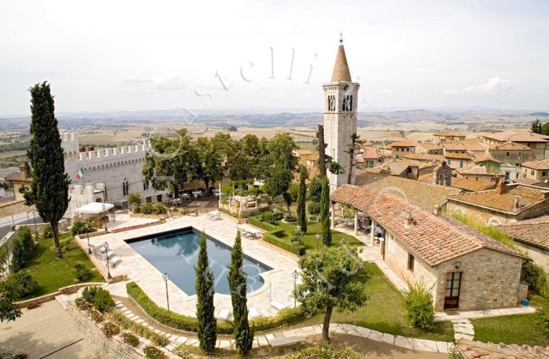 Castello Delle Serre, veduta del Castello e del borgo