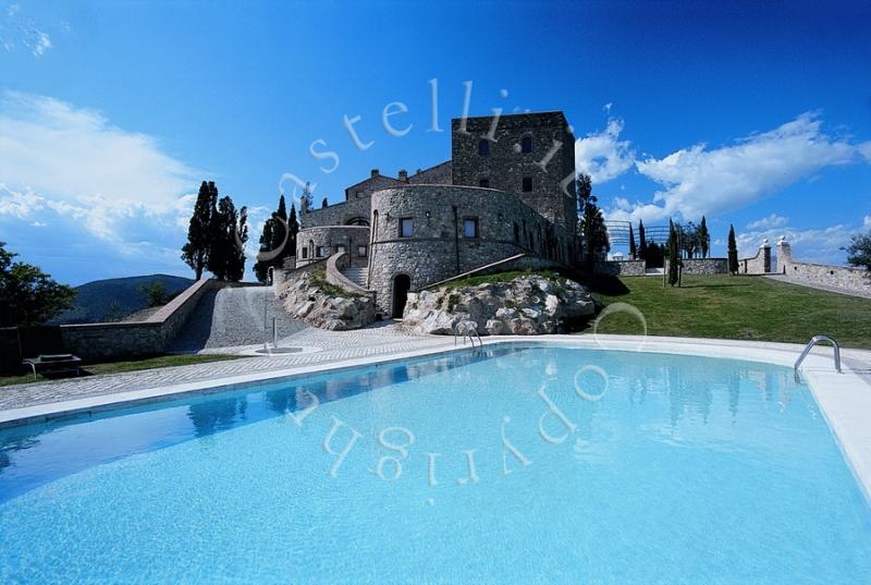 Castello Di Velona, veduta esterna dalla piscina