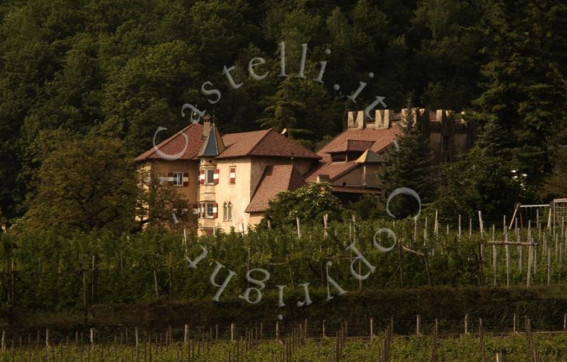 Castello Aichberg, l'esterno