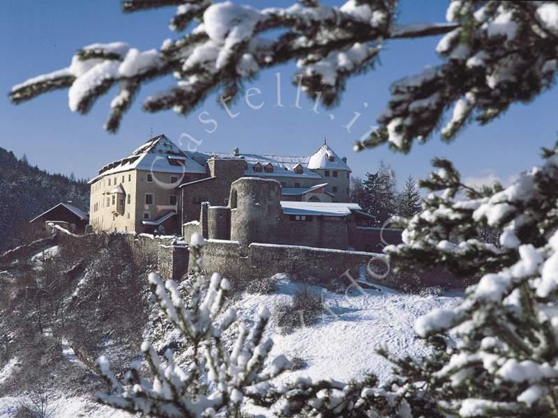 Castel Badia (Sonnenburg), il castello innevato