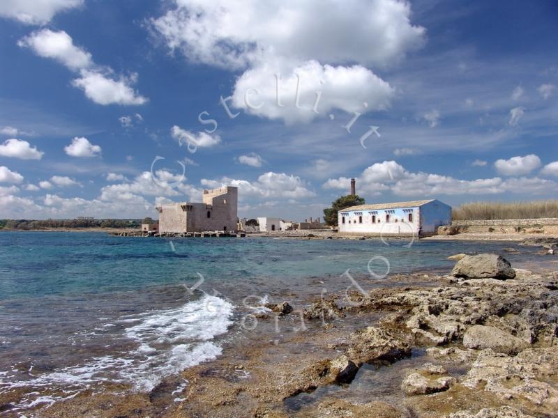 Torre di Vendicari, panoramica della torre insieme ad alcuni edifici della tonnara