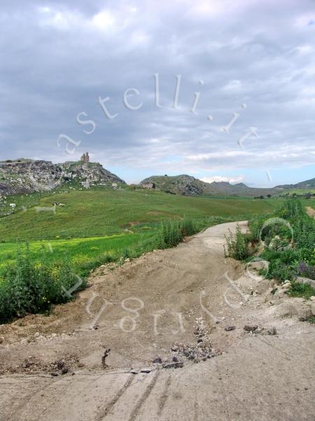 Castello Di Mongialino, la strada dissestata che porta al maniero