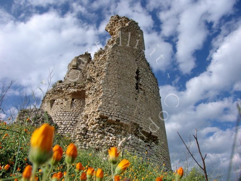 Castello Di Mongialino, avvicinandosi al donjon in primavera