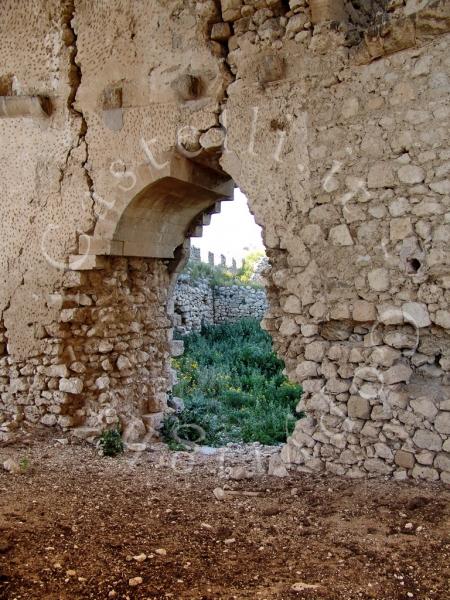 Castello Di Mongialino, la porta nord squarciata da cui si accede alla torre