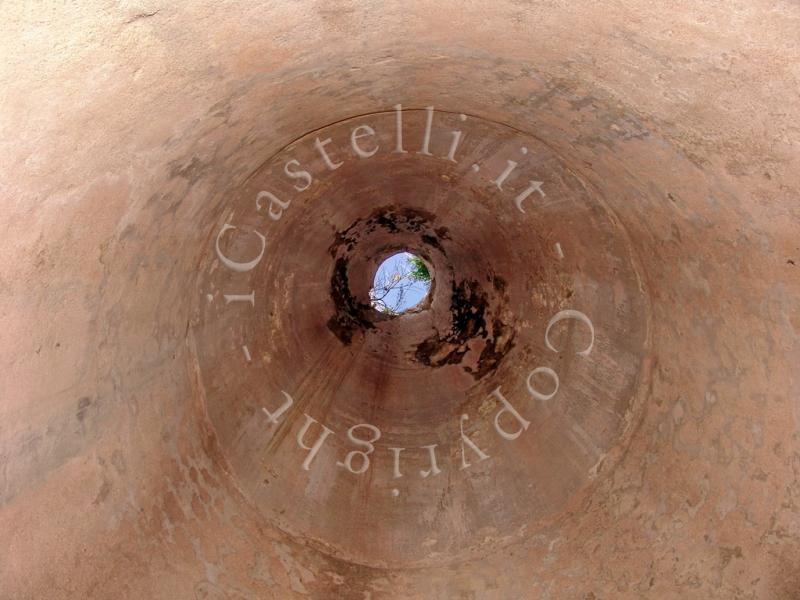 Castello Di Mongialino, la cisterna cilindrica fotografata dall'interno