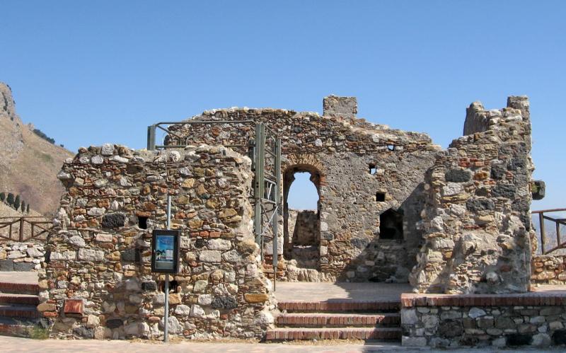 Castello Di Castelmola, ruderi di alcuni ambienti rimasti all'interno delle mura di cinta