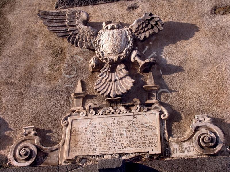 Castello Svevo Di Randazzo, l'aquila reale sopra l'ingresso della torre