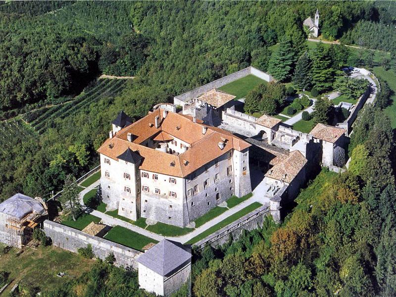 Castel Thun, panoramica dall'alto