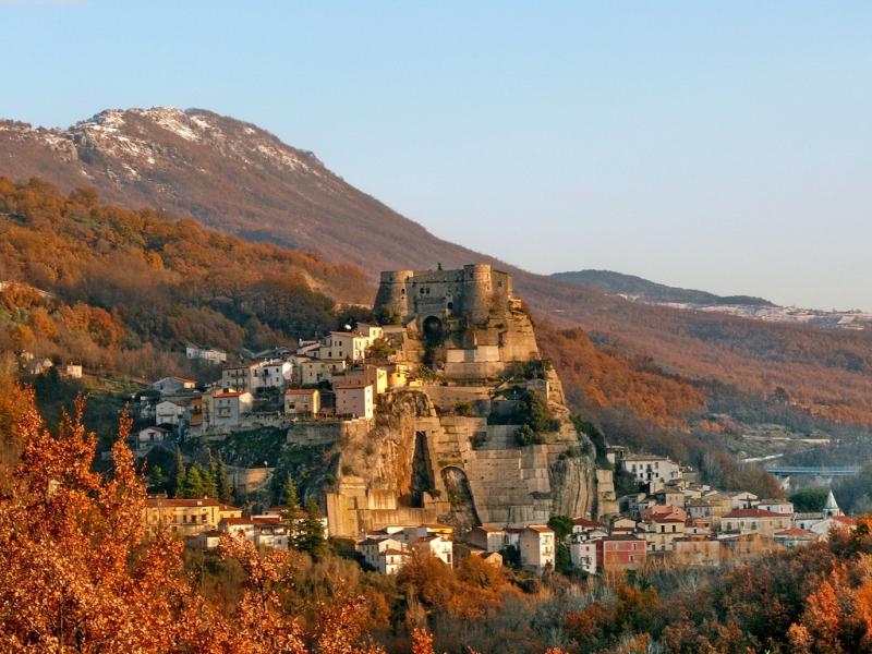 Castello Pandone Di Cerro Al Volturno