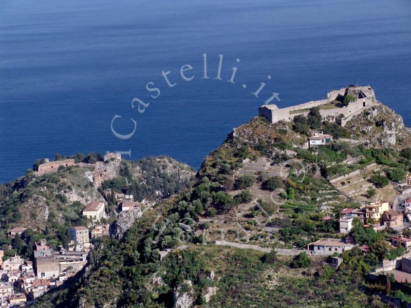 Castello Di Taormina, la fortezza sulla destra ed il Teatro Antico a sinistra