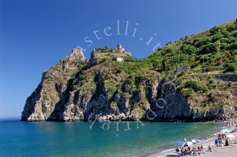 Castello Di Sant'Alessio, panoramica del Capo Sant'Alessio dalla spiaggia sotto il castello a Sant'Alessio Siculo