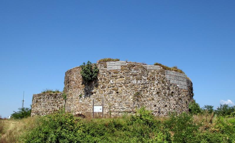 Castello di Cormons, panoramica dei ruderi da est