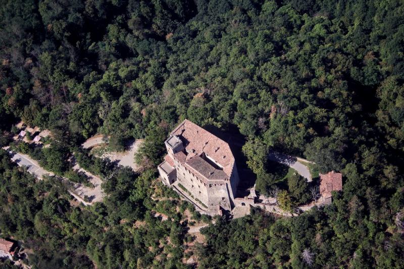 Castello Dal Verme Di Zavattarello, panoramica dall'aereo